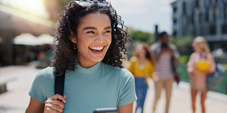 menina feliz com a nota do enem 