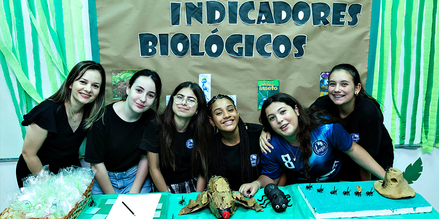 alunas na feira de ciências 