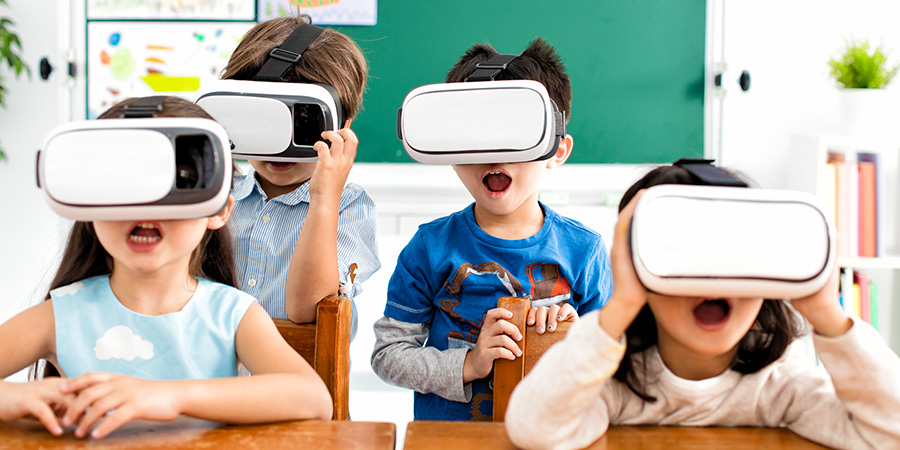 alunos com óculos de realidade virtual 