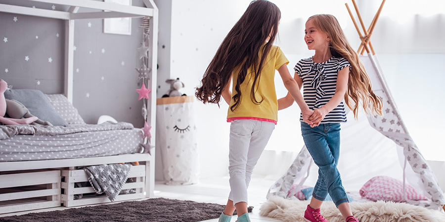 meninas no quarto infantil 