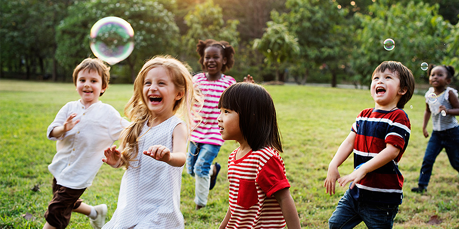 alunos sentindo bem-estar brincando com bolhas de sabão 