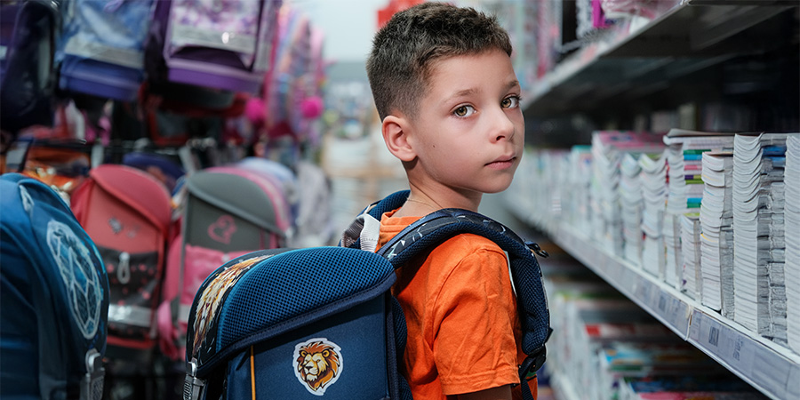 menino com mochila escolar 