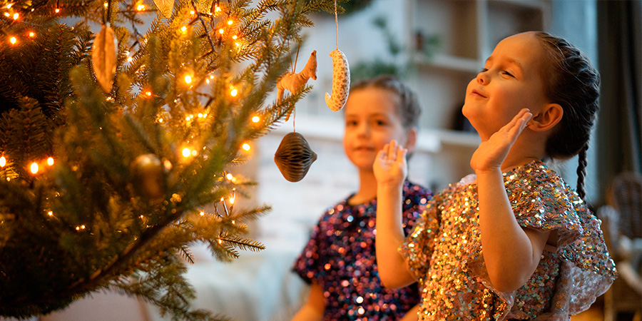 menina curtindo decoração de natal 