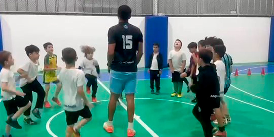 crianças jogando futsal 