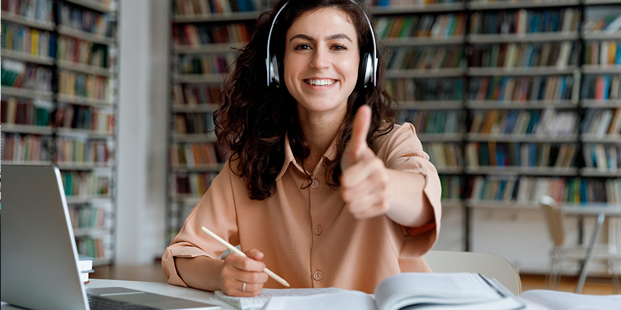 mulher na biblioteca estudando para o vestibular Unicamp 