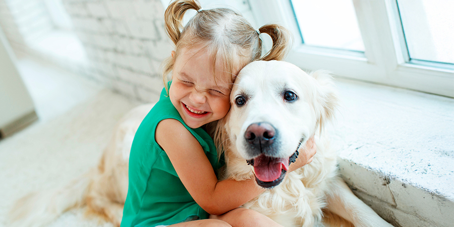 menina com cachorro 