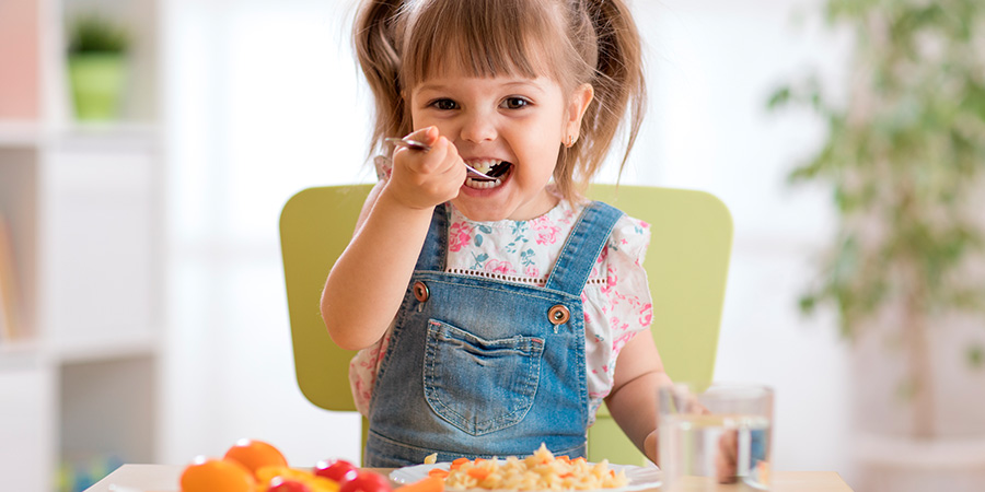 menininha comendo alimentação saudável 