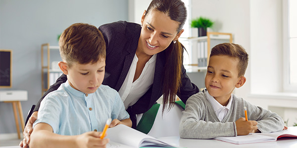 dois meninos estudando com a mãe 