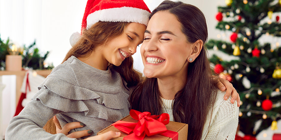 mãe e filha com presente de Natal 